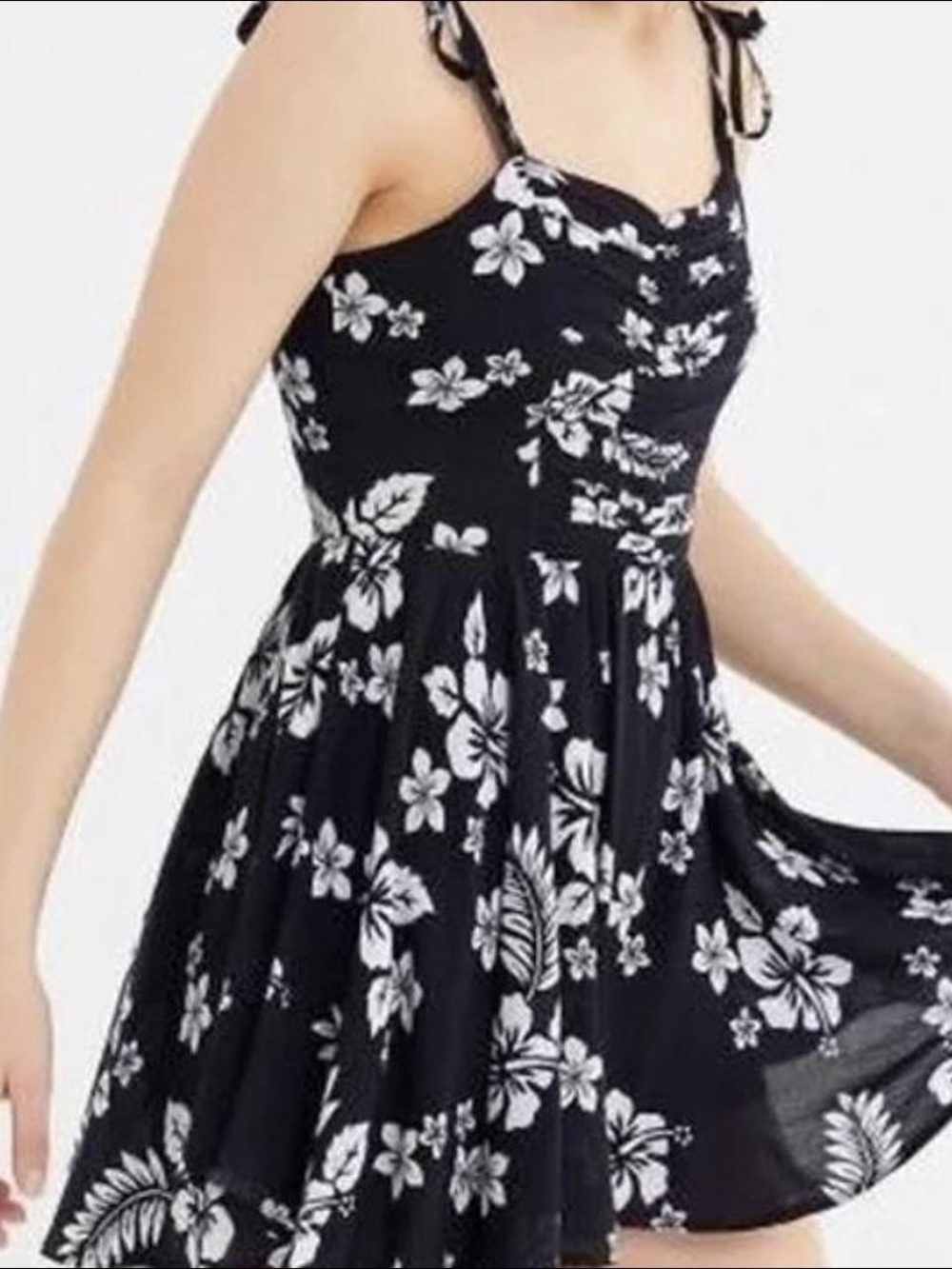 Urban Outfitters Black Floral Tie-Shoulder Romper - Women's Summer Romper Size L